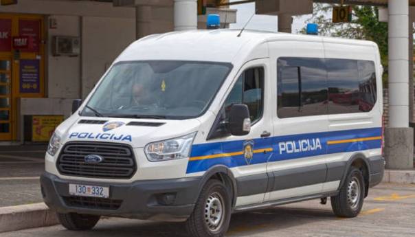 Policija privela maloljetnika zbog dojava o bombama