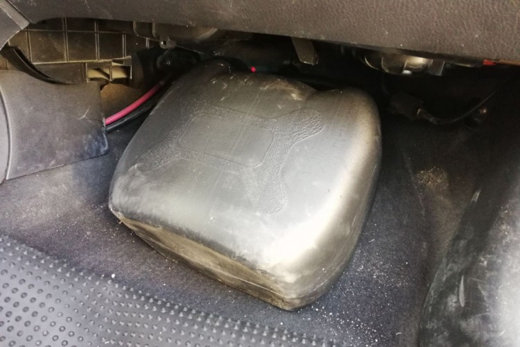 Policija pronašla 10 litara amfetaminskog ulja, dvije osobe uhapšene