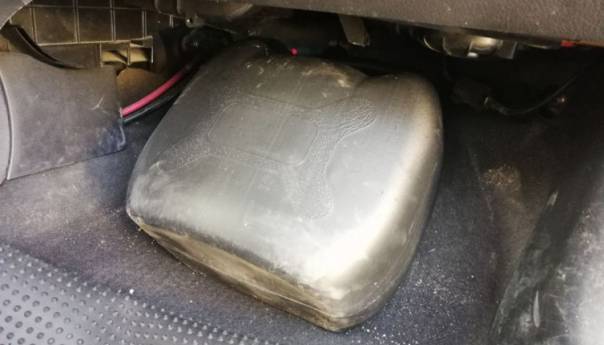 Policija pronašla 10 litara amfetaminskog ulja, dvije osobe uhapšene