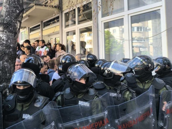 Policija protiv studenata u Novom Sadu, dekana gađali jajima i polivali vodom