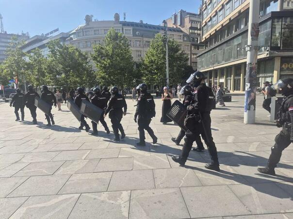 Policija razdvajala naprednjake i demonstrante na Novom Beogradu