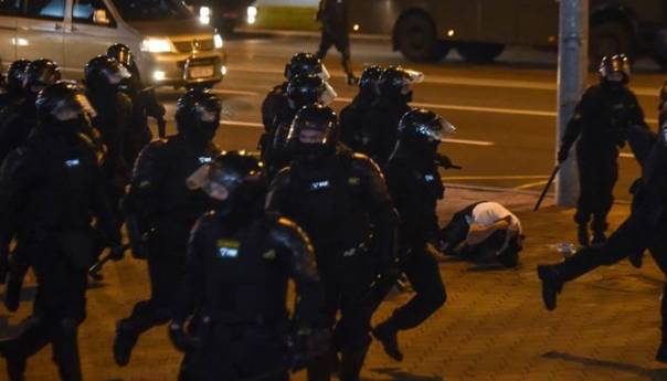 Policija silom rastjerala demonstrante u Bjelorusiji, desetine povrijeđenih