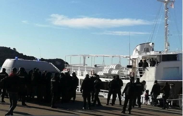 Policija spriječila sukob navijača u Šibeniku nakon dolaska Torcide brodom
