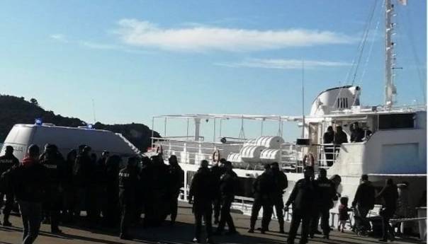 Policija spriječila sukob navijača u Šibeniku nakon dolaska Torcide brodom