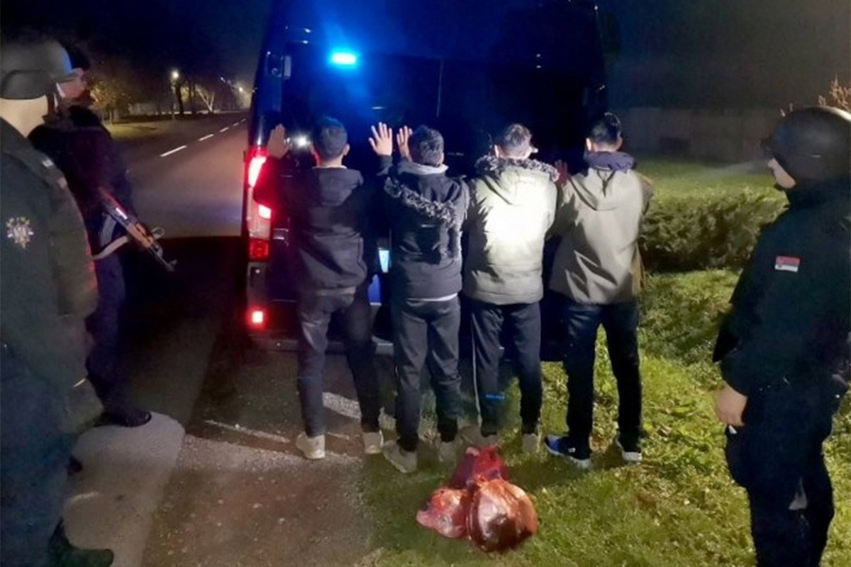 Policija Srbije kod migranta pronašla automatsku pušku