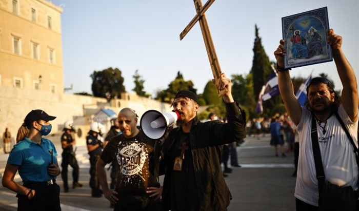 Policija suzavcem i vodenim topovima na učesnike antivakserskog protesta u Atini
