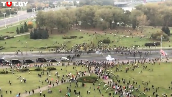 Policija suzavcem i vodenim topovima rastjerala demonstrante u Minsku