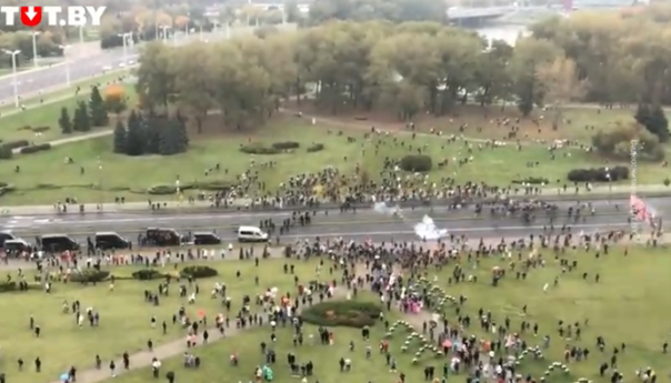 Policija suzavcem i vodenim topovima rastjerala demonstrante u Minsku
