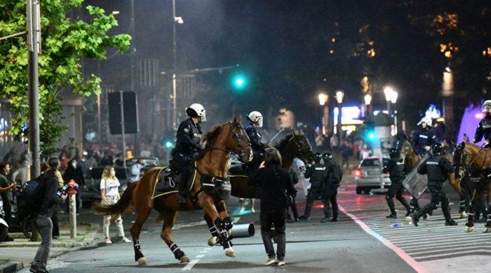 Policija suzavcem, konjima i psima potisnula prosvjednike iz središta Beograda