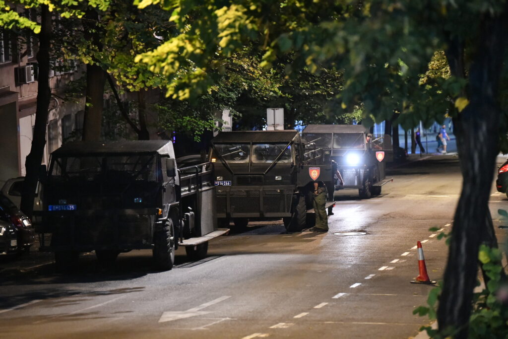 Policija u Beogradu suzavcem i oklopnim vozilima rastjerivala demonstrante