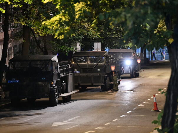 Policija u Beogradu suzavcem i oklopnim vozilima rastjerivala demonstrante