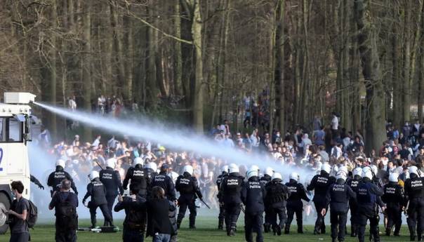 Policija u Briselu vodenim topovima i suzavcima rastjerala mlade