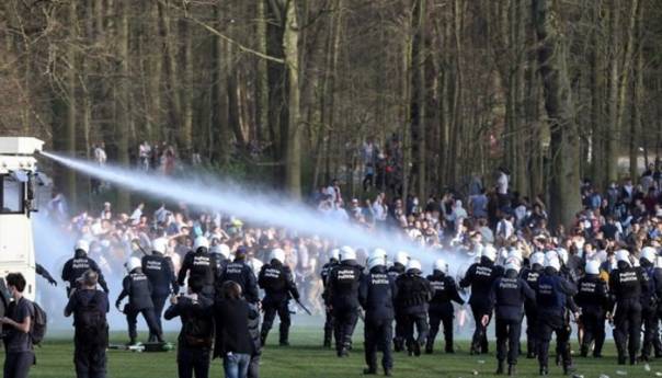 Policija u Briselu vodenim topovima na zabranjeni skup nekoliko hiljada ljudi