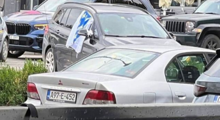 Policija u Doboju kaznila vozača zbog istaknute zastave Republike BiH na automobilu