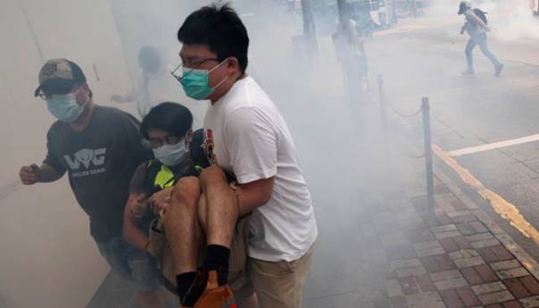 Policija u Hong Kongu ispalila suzavac na demonstrante
