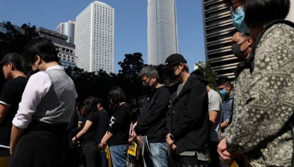 Policija u Hong Kongu suzavcima rastjeruje demonstrante