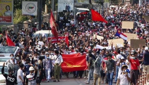Policija u Mijanmaru koristile vodene topove protiv demonstranata