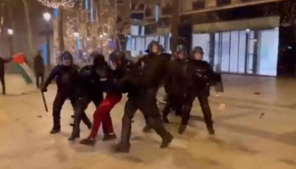 Policija u Parizu privela 108 osoba tokom slavlja navijača Maroka