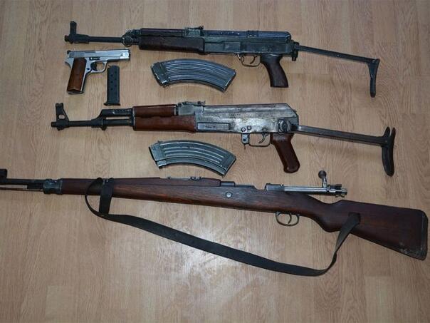 Policija u Prijedoru kod muškarca pronašla arsenal oružja