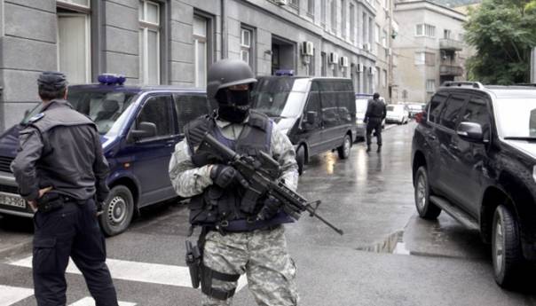 Policija u stambenom objektu pronašla 180 migranata i narkotike