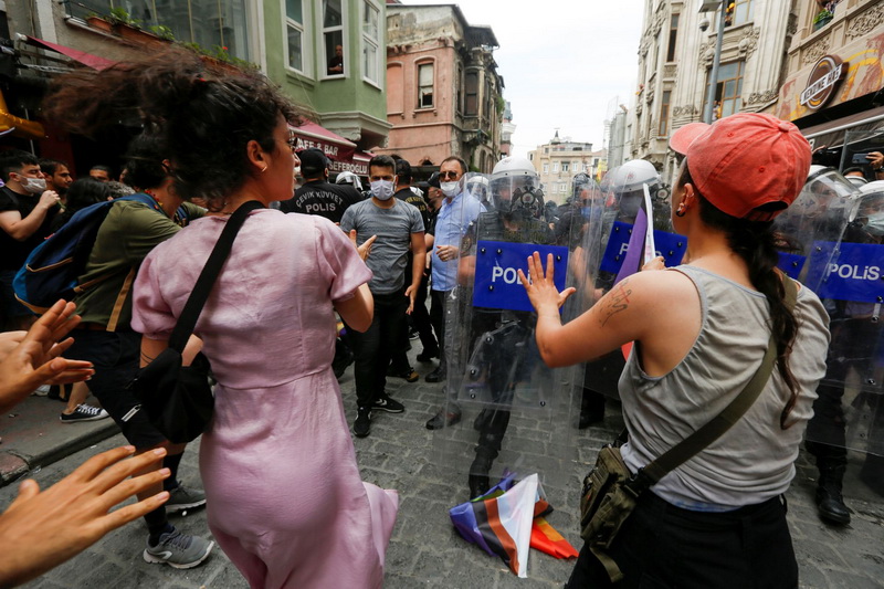 Policija u Turskoj ispalila suzavac na učesnike gej parade