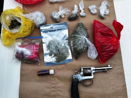 Policija u Tuzli pronašla tri kilograma droge i oružje