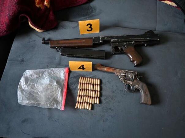 Policija upala u kuću kod Olova: Pronađene tri puške, pištolj i 96 metaka