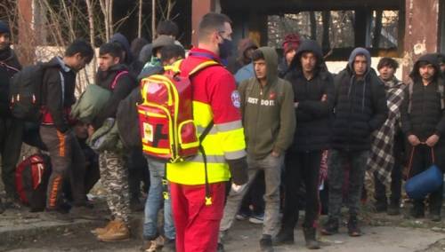 Izmještanje više od 200 migranata iz napuštenih objekata u kamp Lipa