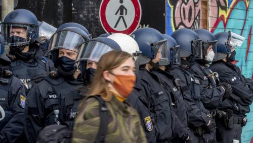 Vodenim topovima na demonstrante u Frankfurtu