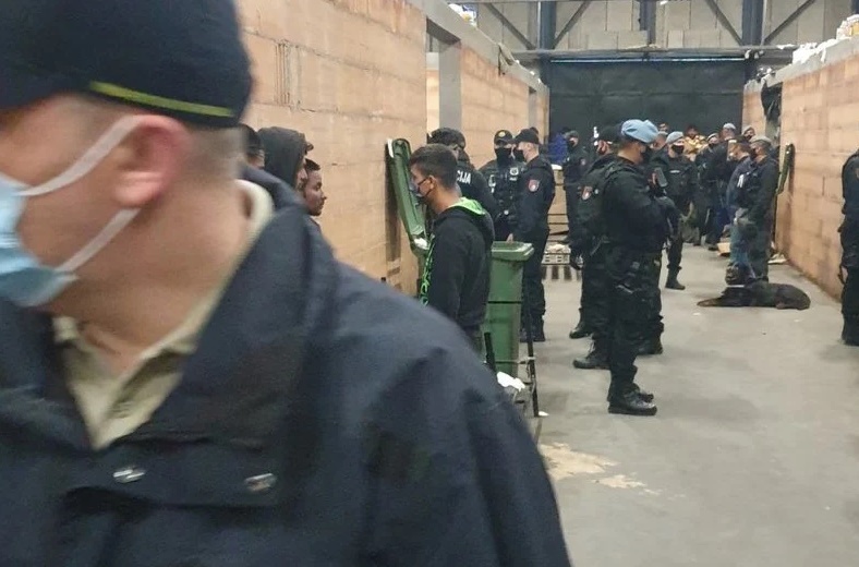 Policija započela veliku akciju u migrantskom kampu u Blažuju