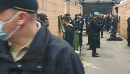 Policija započela veliku akciju u migrantskom kampu u Blažuju