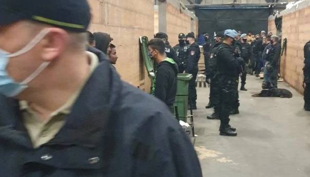 Policija započela veliku akciju u migrantskom kampu u Blažuju