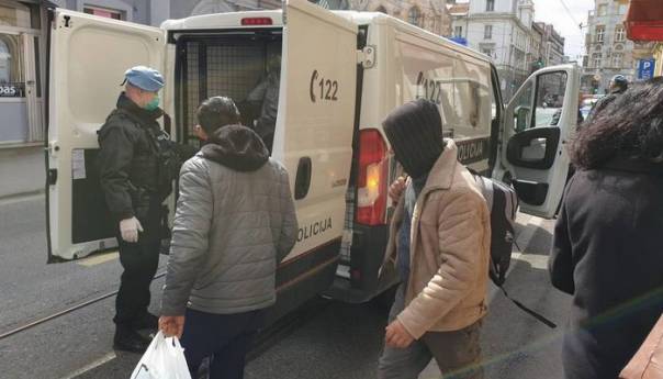 Policija zatekla 116 migranata u Općini Stari Grad, prevezeni u kasarnu Ušivak