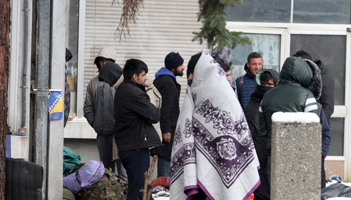 Policija ZDK-a počela udaljavati migrante sa raskrsnica i trgova
