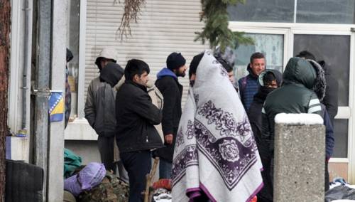 Policija ZDK-a počela udaljavati migrante sa raskrsnica i trgova