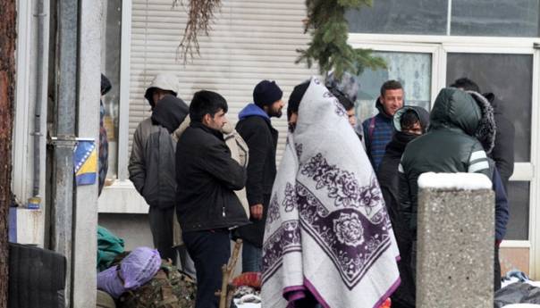 Policija ZDK-a počela udaljavati migrante sa raskrsnica i trgova