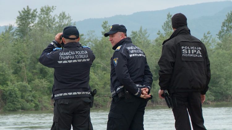 Policiji prijetio nožem: Uhapšen bh. državljanin tokom krijumčarenja migranata