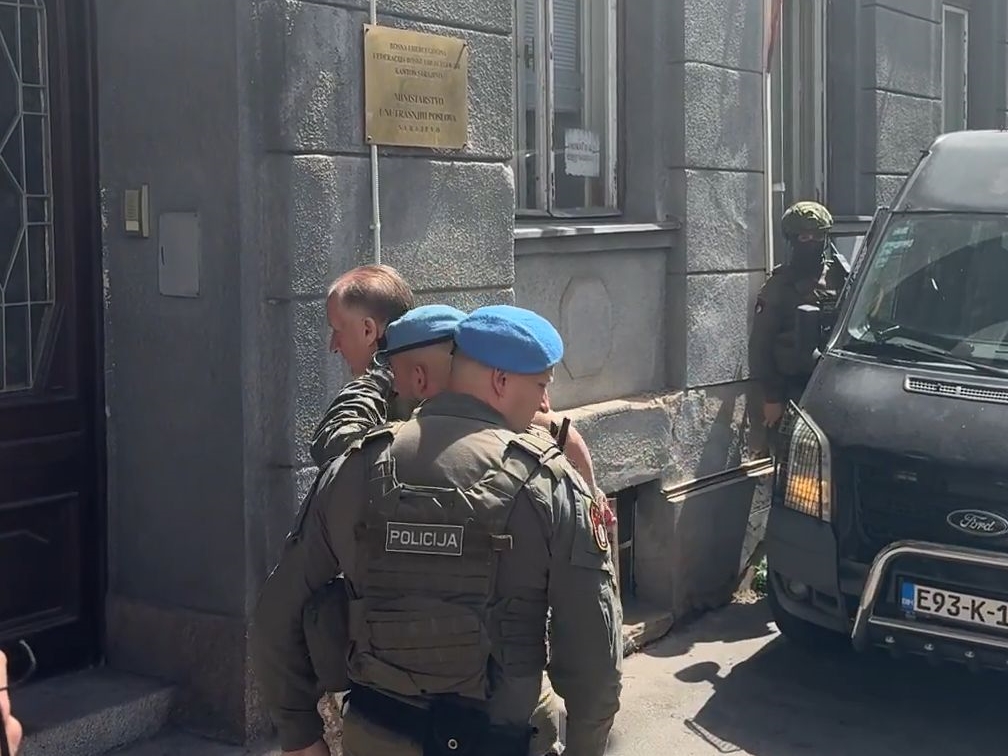 Policijska pratnja i lisice: Pogledajte privođenje hirurga Mithata Asotića u MUP KS