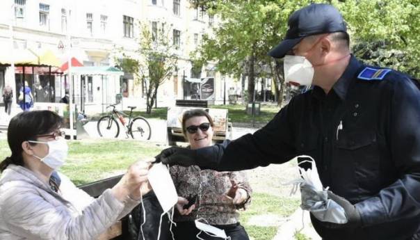 Policijski službenici dijelili zaštitne maske građanima