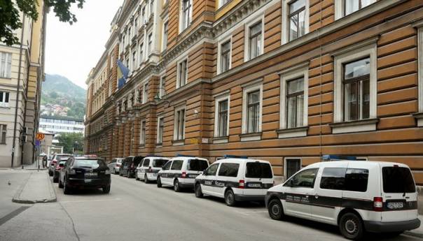 Policijski službenik MUP-a KS nepravosnažno osuđen na tri godine zatvora