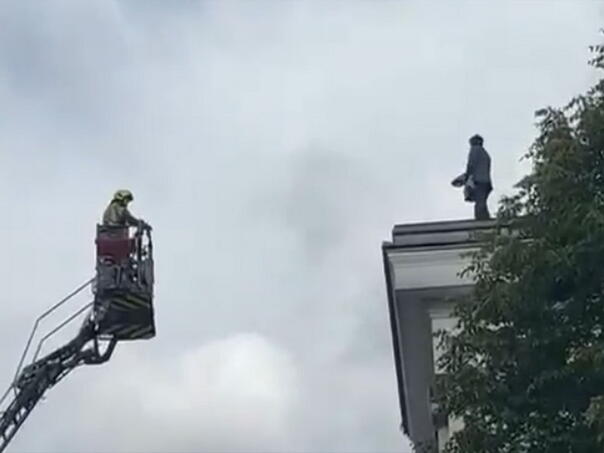 Političar u Sloveniji prijetio da će skočiti sa krova skupštine