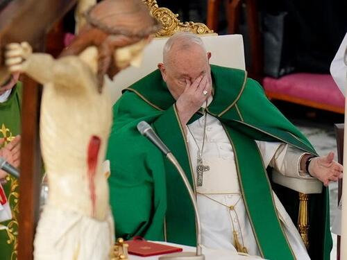 Politico: Moguće da papa Franjo ne preživi trenutne zdravstvene probleme