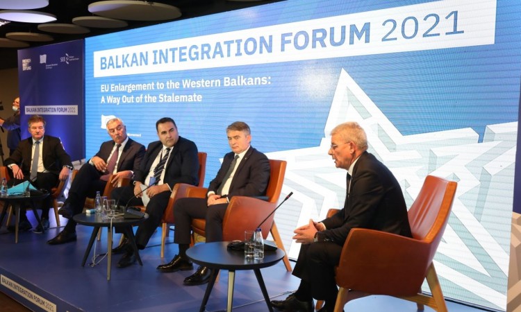 Politika dvostrukih standarda sve više uzima maha