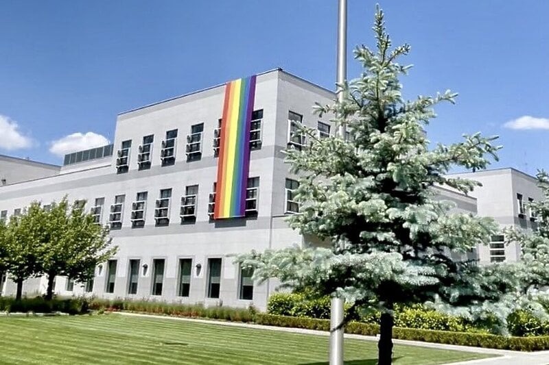 Politika 'Jedne zastave': Zabrana isticanja Pride zastava na ambasadama SAD
