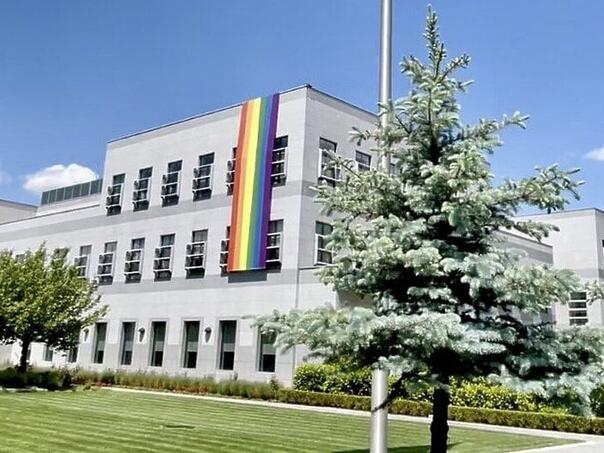 Politika 'Jedne zastave': Zabrana isticanja Pride zastava na ambasadama SAD
