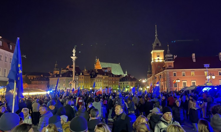 Poljaci protestuju u gradovima širom zemlje u znak podrške EU