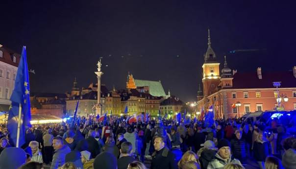 Poljaci protestuju u gradovima širom zemlje u znak podrške EU