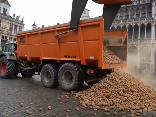 Poljoprivrednici istresli nekoliko tona krompira u centru Brisela
