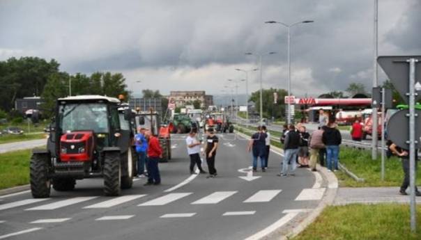 Poljoprivrednici iz Šumadije se spremaju za odlazak traktorima za Beograd