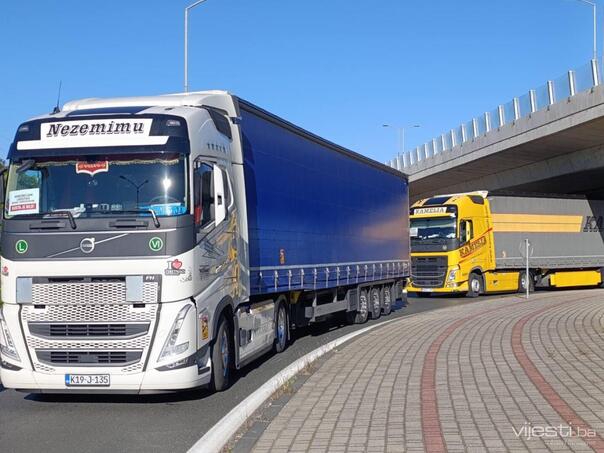 Poljoprivrednici prijete izlaskom ako ne budu propušteni kamioni s lako kvarljivim proizvodima